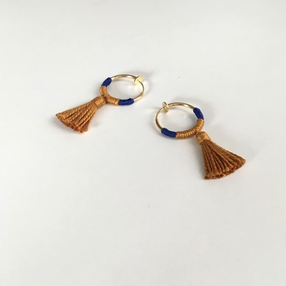 法式繡花線流蘇耳環 / MUSTARD x ROYAL BLUE 《Lustrini》 第3張的照片