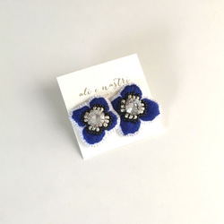 植物園刺繡耳環“海葵”/寶藍“Lustrini” 第1張的照片