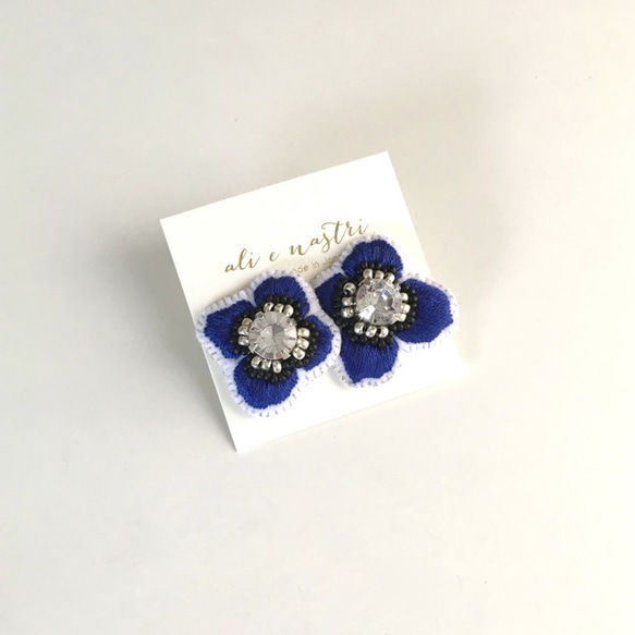 ボタニカル刺繍ピアス "Anemone"／ROYAL BLUE 《Lustrini》 1枚目の画像