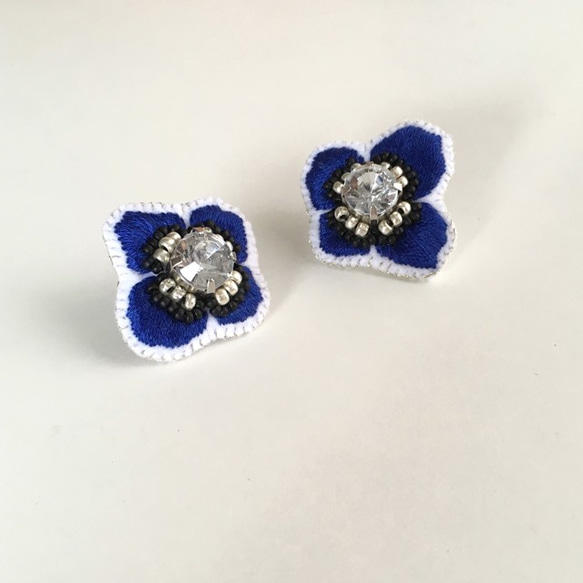 ボタニカル刺繍ピアス "Anemone"／ROYAL BLUE 《Lustrini》 2枚目の画像