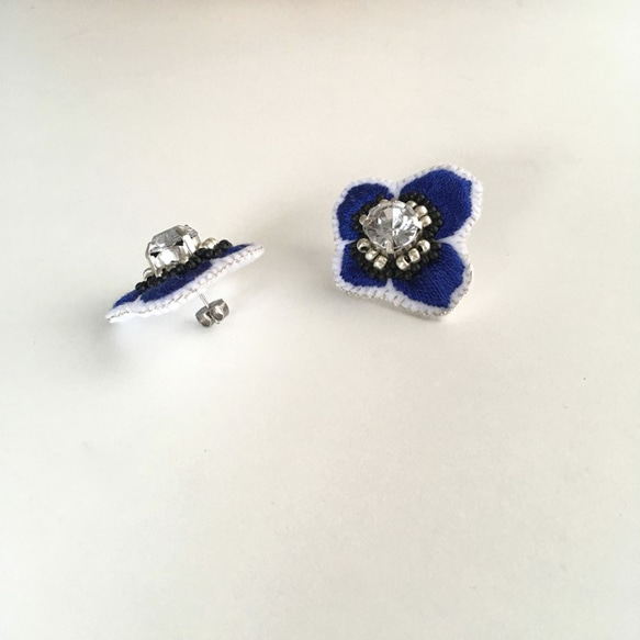 ボタニカル刺繍ピアス "Anemone"／ROYAL BLUE 《Lustrini》 3枚目の画像