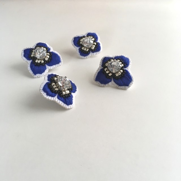 ボタニカル刺繍ピアス "Anemone"／ROYAL BLUE 《Lustrini》 4枚目の画像