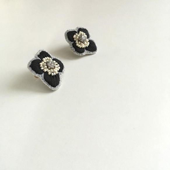 植物刺繡耳環“Anemone”/黑色 第2張的照片