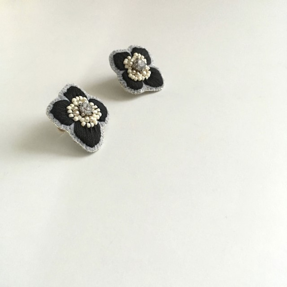 ボタニカル刺繍イヤリング "Anemone"／BLACK 2枚目の画像