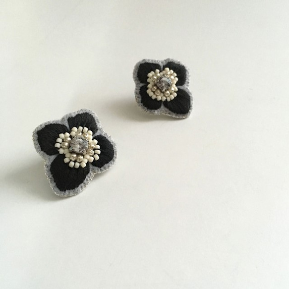 ボタニカル刺繍イヤリング "Anemone"／BLACK 3枚目の画像