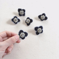 ボタニカル刺繍イヤリング "Anemone"／BLACK 6枚目の画像