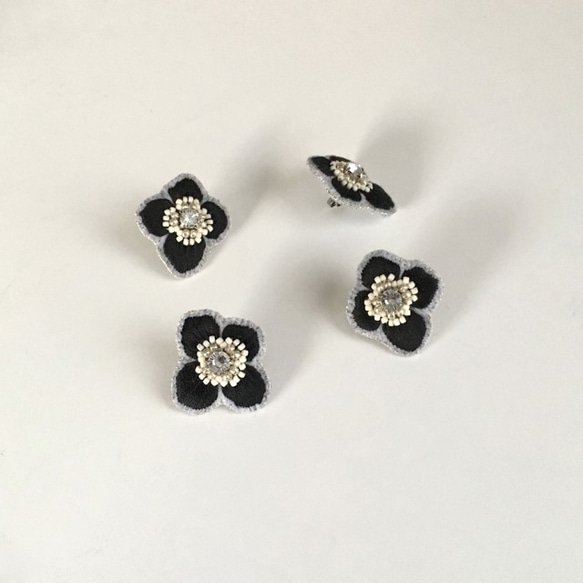 ボタニカル刺繍ピアス "Anemone"／BLACK 4枚目の画像