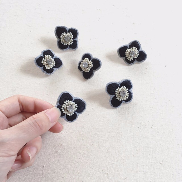 ボタニカル刺繍ピアス "Anemone"／BLACK 7枚目の画像