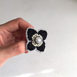 植物刺繡胸針“Anemone”/ BLACK“Lustrini” 第2張的照片