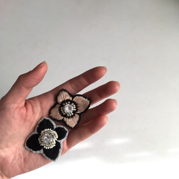 植物刺繡胸針“Anemone”/ BLACK“Lustrini” 第9張的照片