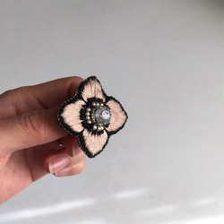 ボタニカル刺繍ブローチ "Anemone"／BEIGE 《Lustrini》 3枚目の画像