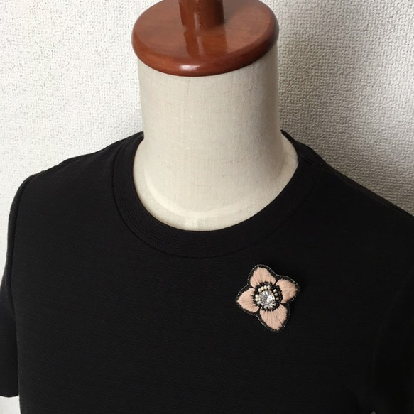 ボタニカル刺繍ブローチ "Anemone"／BEIGE 《Lustrini》 4枚目の画像