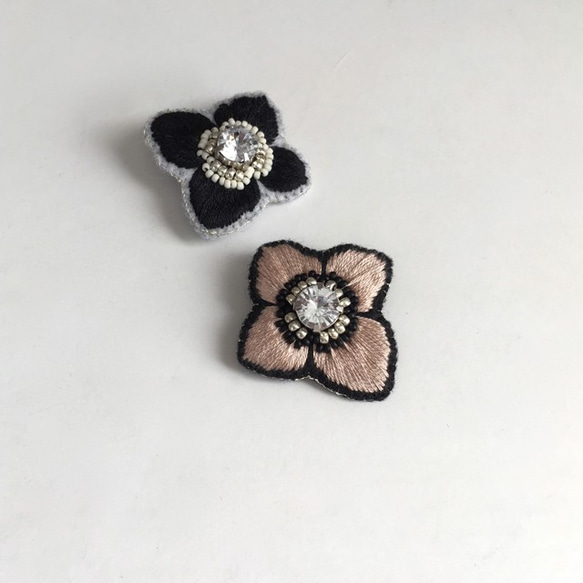 ボタニカル刺繍ブローチ "Anemone"／BEIGE 《Lustrini》 2枚目の画像