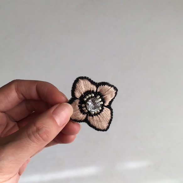 ボタニカル刺繍ブローチ "Anemone"／BEIGE 《Lustrini》 5枚目の画像