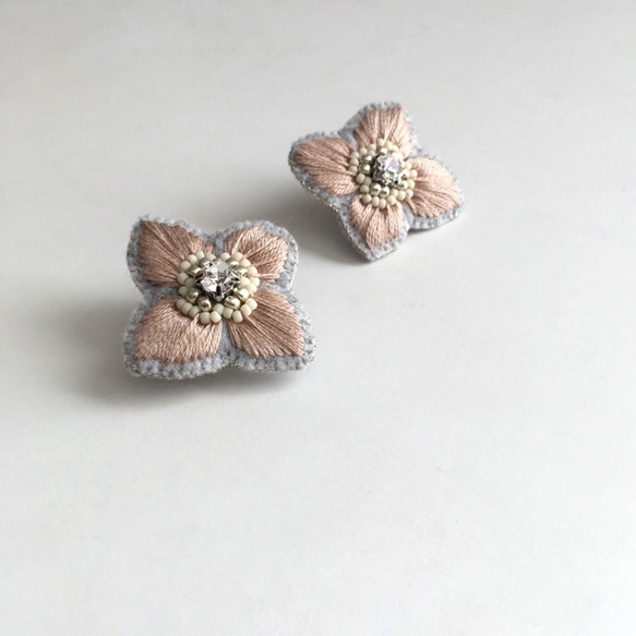 ボタニカル刺繍イヤリング "Anemone"／BEIGE 1枚目の画像