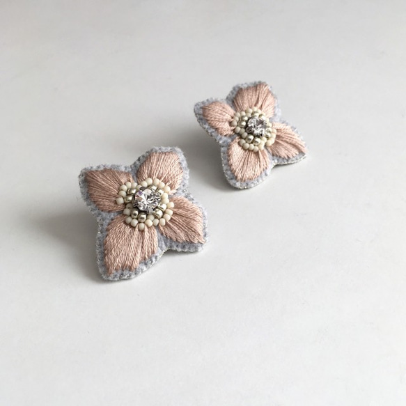 ボタニカル刺繍ピアス "Anemone"／BEIGE 1枚目の画像