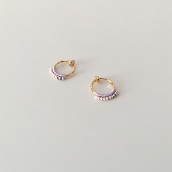 Beaded Crochet Hoop Earrings／LAVENDER x PINK BEIGE 1枚目の画像