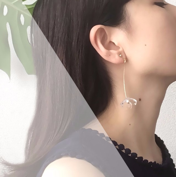 Tiny One-Flower Earrings / CRYSTAL 5枚目の画像