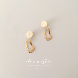 Gold Curved Hoop & Marble Earrings 1枚目の画像