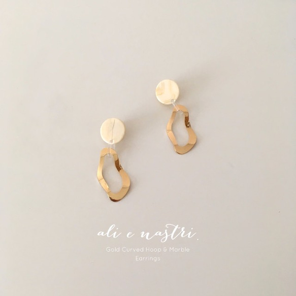 Gold Curved Hoop & Marble Earrings 1枚目の画像