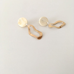 Gold Curved Hoop & Marble Earrings 2枚目の画像