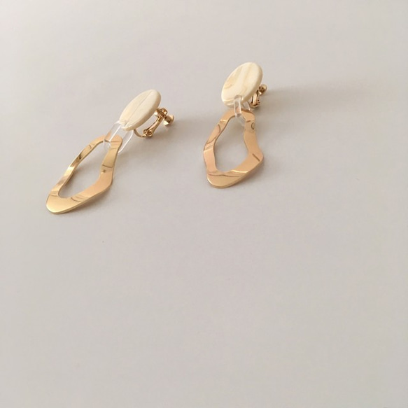 Gold Curved Hoop & Marble Earrings 3枚目の画像