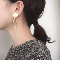 Gold Curved Hoop & Marble Earrings 4枚目の画像