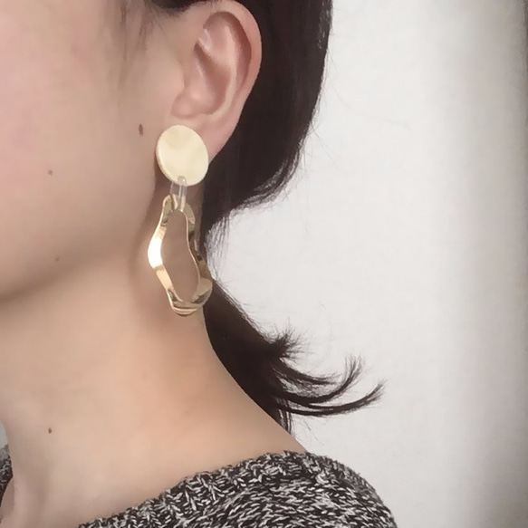 Gold Curved Hoop & Marble Earrings 8枚目の画像