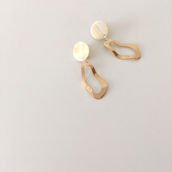 Gold Curved Hoop & Marble Earrings 7枚目の画像