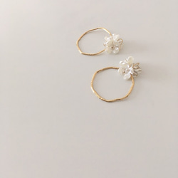 Pearl Flower & Gold Hoop Pierced Earrings 2枚目の画像