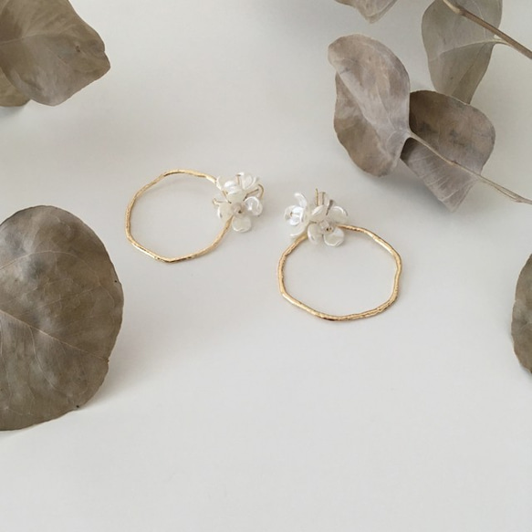 Pearl Flower & Gold Hoop Pierced Earrings 3枚目の画像