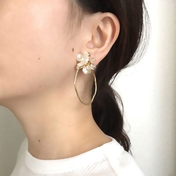 Pearl Flower & Gold Hoop Pierced Earrings 5枚目の画像