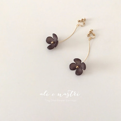 Tiny One-Flower Earrings / SMOKY BLACK 1枚目の画像