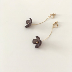 Tiny One-Flower Earrings / SMOKY BLACK 2枚目の画像