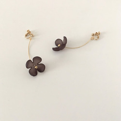 Tiny One-Flower Earrings / SMOKY BLACK 3枚目の画像