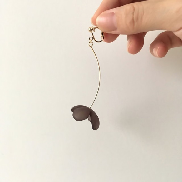 Tiny One-Flower Earrings / SMOKY BLACK 4枚目の画像