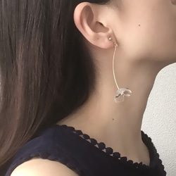 Tiny One-Flower Earrings / SMOKY BLACK 5枚目の画像