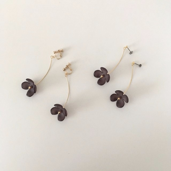 Tiny One-Flower Earrings / SMOKY BLACK 6枚目の画像
