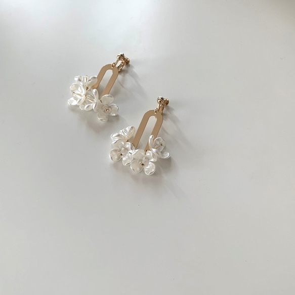 【数量限定】Pearl Flower & Gold Charm Earrings or Pierced Earrings 2枚目の画像