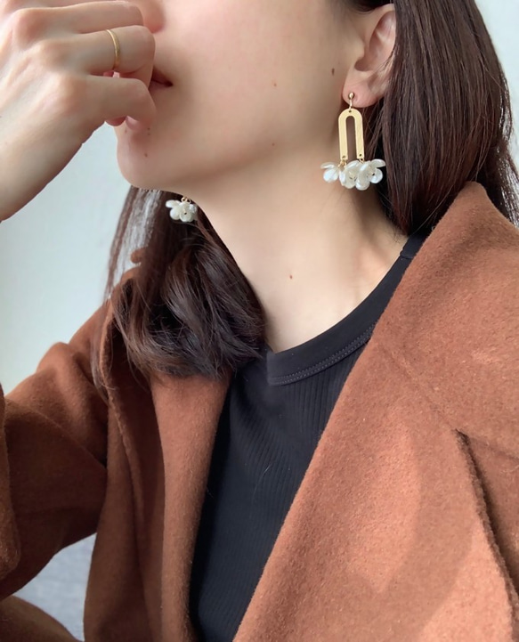 【数量限定】Pearl Flower & Gold Charm Earrings or Pierced Earrings 5枚目の画像