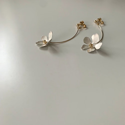 Tiny One-Flower Earrings / 5 Petal 2枚目の画像