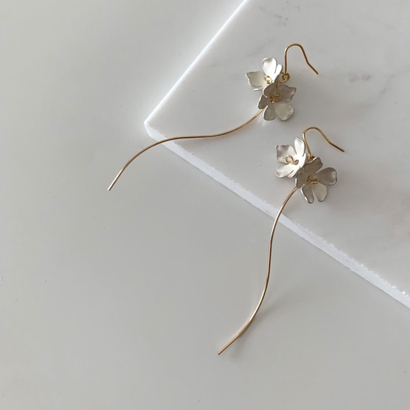 Tiny Two-Flowers Pierced Earrings / SNOW 4枚目の画像