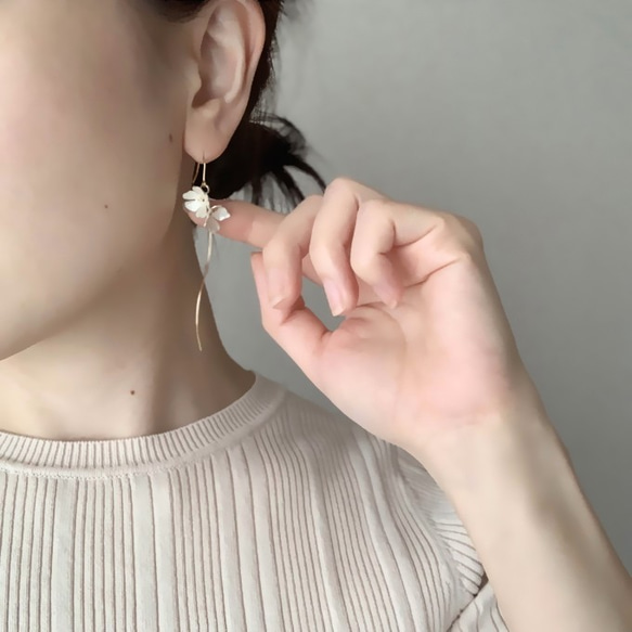 Tiny Two-Flowers Pierced Earrings / SNOW 6枚目の画像