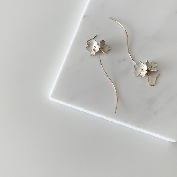 Tiny Two-Flowers Pierced Earrings / SNOW 3枚目の画像