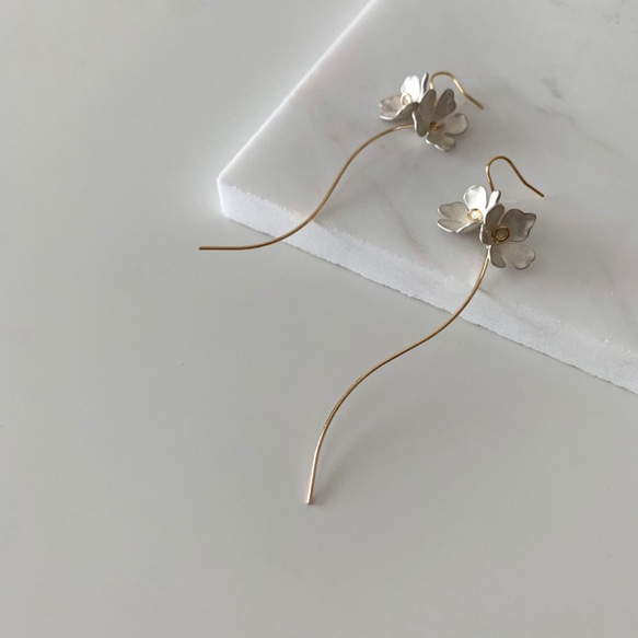Tiny Two-Flowers Pierced Earrings / SNOW 2枚目の画像