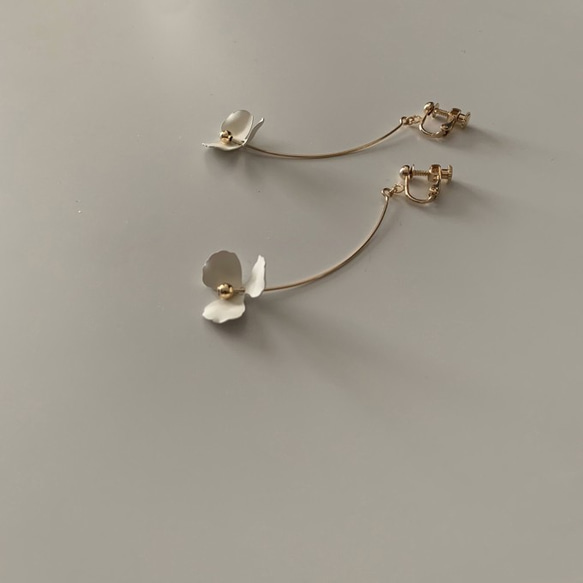 Tiny One-Flower Earrings / 3 Petal WHITE 2枚目の画像