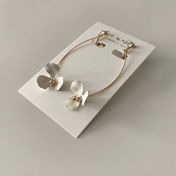 Tiny One-Flower Earrings / 3 Petal WHITE 3枚目の画像