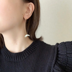 Tiny One-Flower Earrings / 3 Petal WHITE 5枚目の画像