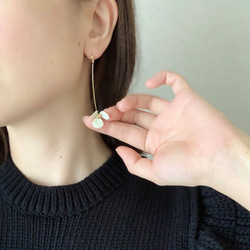 Tiny One-Flower Earrings / 3 Petal WHITE 6枚目の画像