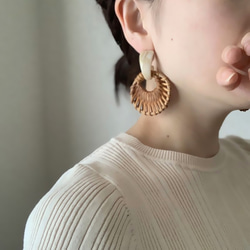 Marble Statement & Rattan Ring Pierced Earrings 6枚目の画像